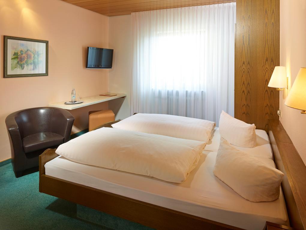 Hotel Loesch Pfaelzer Hof Romerberg Room photo